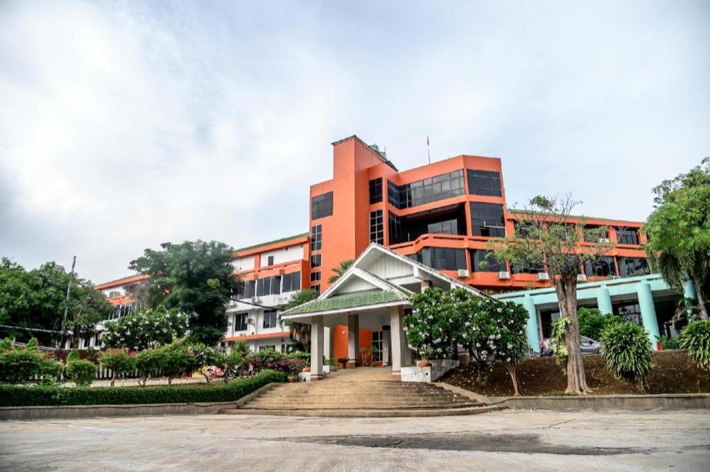 נאקהון סאוואן Beverly Hill Park Hotel מראה חיצוני תמונה