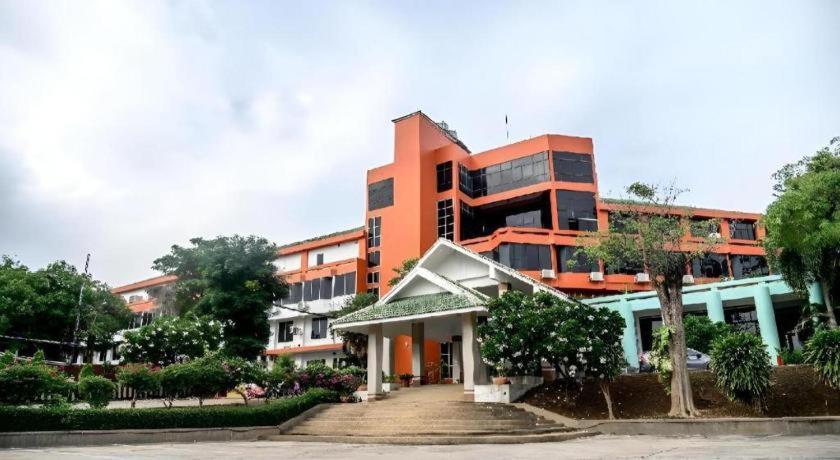 נאקהון סאוואן Beverly Hill Park Hotel מראה חיצוני תמונה