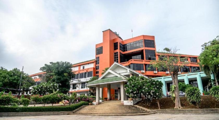 נאקהון סאוואן Beverly Hill Park Hotel מראה חיצוני תמונה