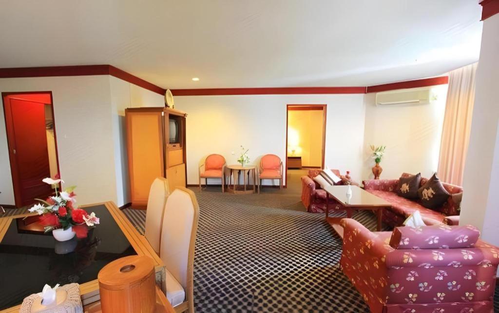נאקהון סאוואן Beverly Hill Park Hotel מראה חיצוני תמונה